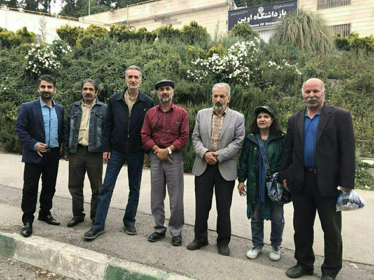 عکس معلمان زندانی پس از خروج از زندان اوین